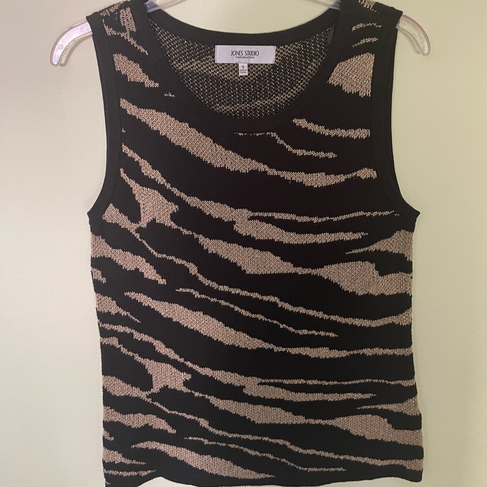 Cute Tank Top to wear with dark or medium wash denim.